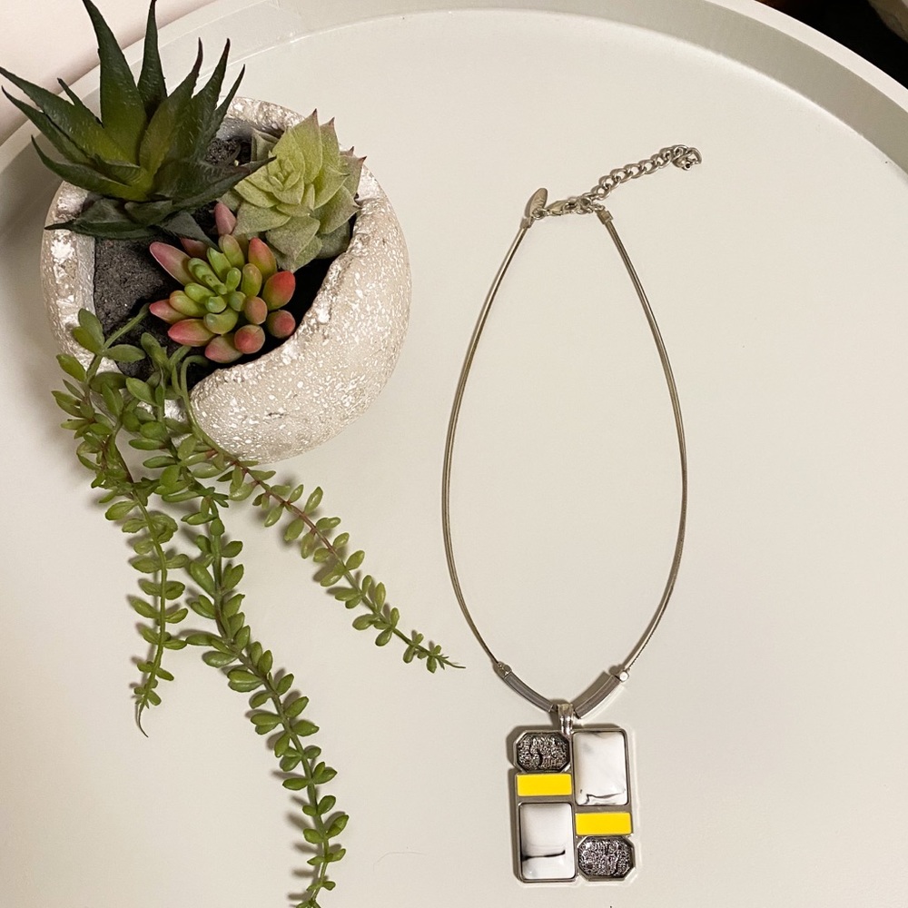 ☀️ 3/$25 New York & Company Medallion Necklace